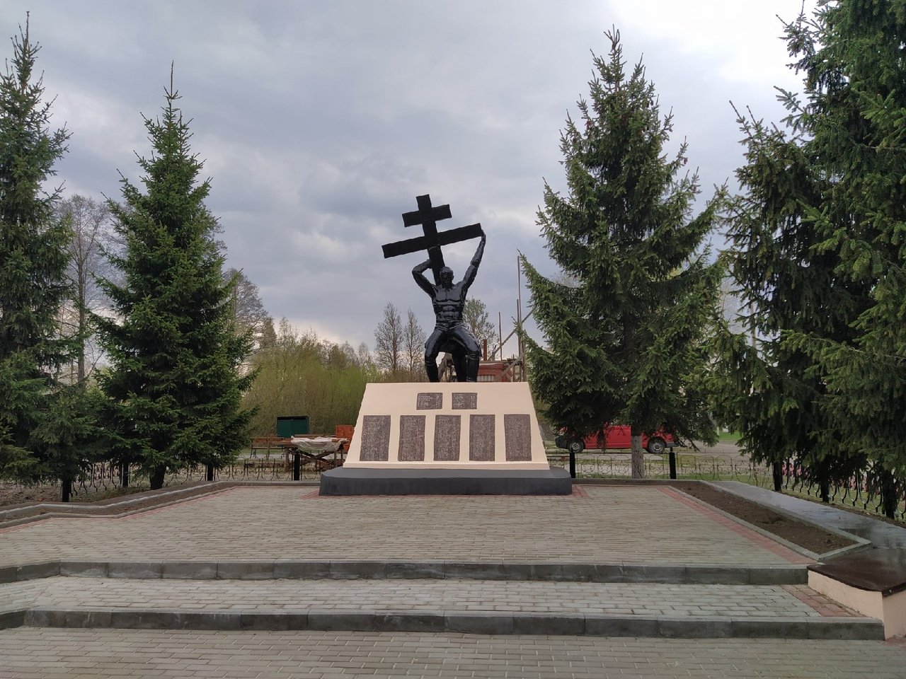 К 75-летию Великой Победы в Радице-Крыловке преобразился мемориальный комплекс