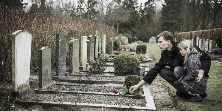 Кладбищенские приметы: что произойдет, если сфотографироваться на кладбище