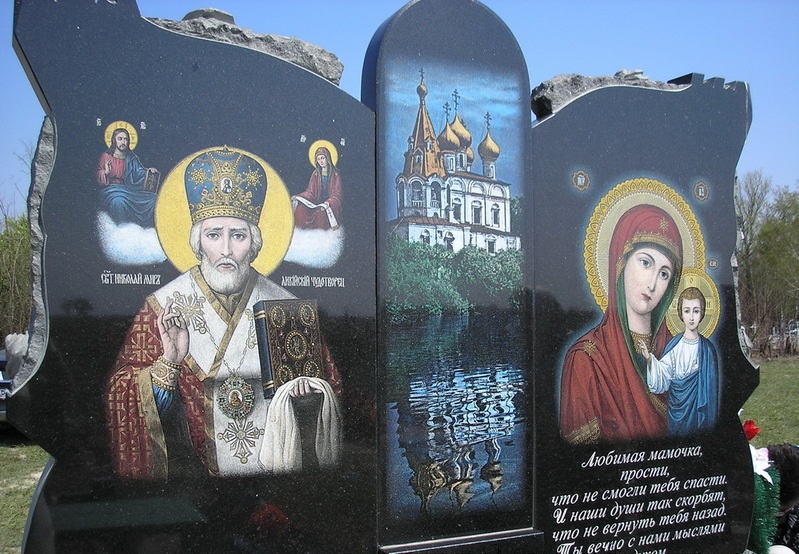 Иконы на памятниках