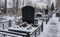 Уход за могилой зимой: как почистить памятник и участок без повреждений